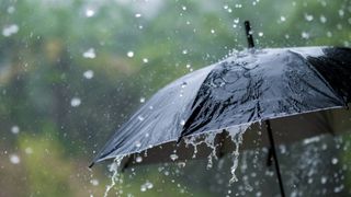 Alertă meteo! Cod galben de ploi și lapoviță. Cod portocaliu de viscol