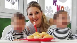 Victoria Hart, alături de fetițele ei gemene