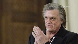 VIDEO &bdquo;Mă bucur foarte tare&rdquo;. Florin Piersic, aniversare pe scenă la 90 de ani