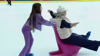 VIDEO S&acirc;nziana Buruiană și fiicele, prima oară pe gheață