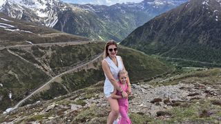 Corina și fiica sa, &icirc;nmorm&acirc;ntate &icirc;n altă țară. Mama femeii a decis unde &icirc;și vor dormi somnul de veci 