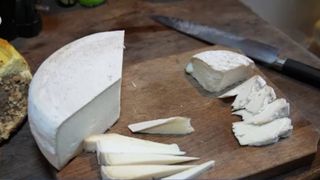 Br&acirc;nză produsă de Jonas Mertens