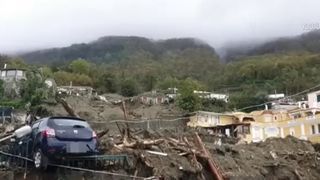 VIDEO Stare de urgență &icirc;n Italia. 2000 de oameni evacuați din cauza alunecărilor de teren