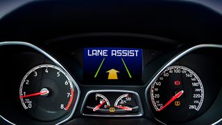 Ce este și cum funcționează sistemul Lane Assist?