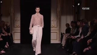 VIDEO Strălucire pe podiumul de la Paris