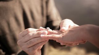 (P) Cererea &icirc;n căsătorie: cum transformi un gest simbolic &icirc;ntr-un moment memorabil