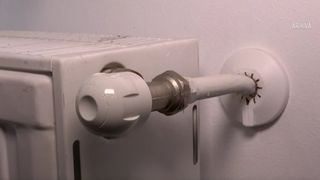 VIDEO Bucureștenii, &icirc;n prag de revoltă din cauza frigului din apartamente. Problemele cu apa caldă și căldura ajung &icirc;n instanță 