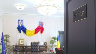 VIDEO Candelabre, palmieri și pești exotici la primăria din Medgidia 