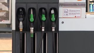 VIDEO Petrolul se ieftinește, dar prețul la pompă crește. Paradoxul taxelor care ne golesc portofelele