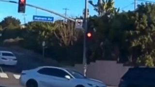 VIDEO Un copil de un an și jumătate cade din mașina &icirc;n mers. Reacția șocantă a mamei