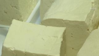 VIDEO Anchetă la Brăila. Un bărbat a murit după ce a m&acirc;ncat br&acirc;nză de la supermarket