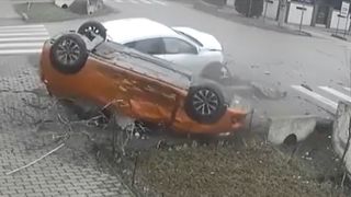 Mamă și fiică, la spital după ce un șofer nu le-a acordat prieoritate. Mașina lor s-a rostogolit &icirc;n afara șoselei