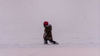 Situație revoltătoare &icirc;n Italia. Pentru că nu avea biletul bun de autobuz, un copil de 11 ani a fost dat jos de șofer &icirc;n plină iarnă. Băiatul a fost nevoit să meargă 6 kilometri pe jos : &bdquo;A ajuns acasă suferind de hipotermie&rdquo;