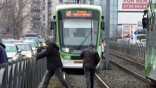 VIDEO Haos &icirc;n Capitală. Tramvaiele blocate i-au scos din minți pe călători 