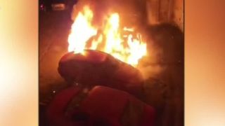 VIDEO Autorul incendiului provocat &icirc;n parcarea unui bloc din Reșița, de negăsit. Două mașini au fost distruse