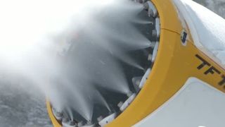 VIDEO Tunurile de zăpadă artificială, singura salvare pentru p&acirc;rtiile din Postăvarul &icirc;n lipsa ninsorilor