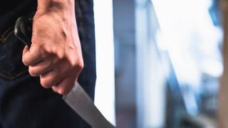 T&acirc;năr de 17 ani, reținut după ce a &icirc;njunghiat un adolescent, &icirc;n Cluj Napoca. Agresorul l-a și bătut, &icirc;ntr-o stație de autobuz