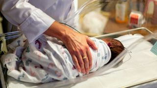 Băiat de 13 ani, arestat după ce a lovit o femeie &icirc;nsărcinată cu trotineta electrică și a forțat-o să nască. Bebelușul, &icirc;n stare critică