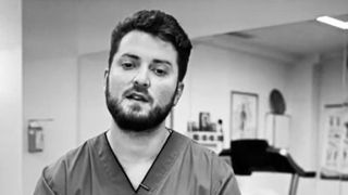 VIDEO Alin s-a sinucis &icirc;n cabinet. &Icirc;n timp ce &icirc;i vindeca pe alții, t&acirc;nărul kinetoterapeut se lupta cu o mare suferință