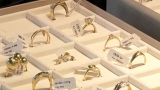 VIDEO Aurul, &icirc;ntre v&acirc;rfuri istorice și prăbușiri bruște. Rom&acirc;nii se &icirc;nghesuie la casele de amanet