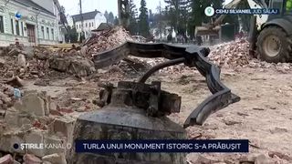 VIDEO Turla unei biserici vechi de 500 de ani s-a prăbușit. O polițistă a fost rănită 