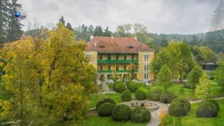 VIDEO &bdquo;Cum intri pe poartă, se deschide o altă lume&rdquo;. Castelul Mikes, bijuteria din Carpați