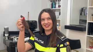 VIDEO Mai multe polițiste din Gorj donează păr pentru a susține femeile bolnave de cancer