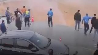 VIDEO Momentul șocant &icirc;n care o benzinărie &icirc;ntreagă este &icirc;nghițită de un crater uriaș. Clienții au căzut &icirc;n groapa ad&acirc;ncă de 15 metri