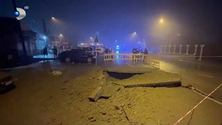 VIDEO &bdquo;Ne-am speriat că mirosea și foarte ur&acirc;t&rdquo;. Panic&atilde; &icirc;n Craiova din cauza unei avarii la conducta subterană de gaze