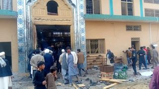 VIDEO Atentat cu bombă &icirc;ntr-o moschee din Pakistan. Cel puțin 31 de persoane au pierit și aproape 170 sunt rănite