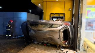 Un bărbat a intrat cu mașina &icirc;ntr-un magazin aflat &icirc;n parcarea unui mall din Cluj. Un pasager a ajuns la spital