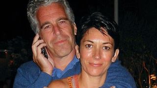Jeffrey Epstein ar fi ordonat "&icirc;ngroparea a două fete străine", strangulate mortal &icirc;n timpul orgiilor de la ferma sa din New Mexico. Acuzații &icirc;ngrozitoare &icirc;n dosarul de la FBI