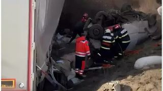 Moartea a făcut prăpăd &icirc;n Caraș-Severin. Trei persoane au murit după ce un TIR și un microbuz s-au ciocnit violent