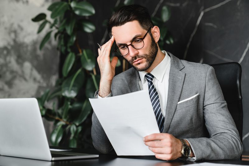 Ce poate păți un angajat care lipsește nemotivat de la muncă? 