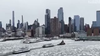 VIDEO R&acirc;ul Hudson din New York a &icirc;nghețat complet