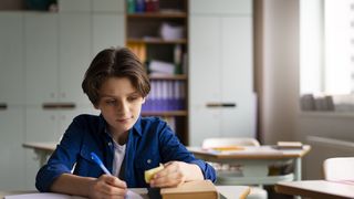 Elev de 15 ani, cu dizabilități, dat jos din autobuz de șofer, &icirc;n Italia. Copilul a rămas &icirc;n ploaie, la marginea drumului 