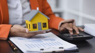 Apartament cu trei camere v&acirc;ndut la mai puțin de 20.000 de euro, &icirc;n Rom&acirc;nia. Locuința are 88 mp