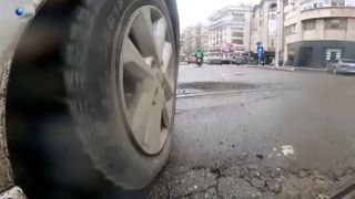 VIDEO Capitala Rom&acirc;niei, sub asediul gropilor. Asfaltul distrus transformă șofatul &icirc;ntr-o probă de rezistență