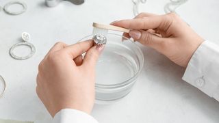 (P) Cum &icirc;ngrijești corect inelele din argint? 11 sfaturi de curățare 