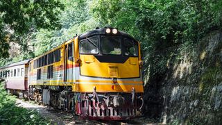 Bătr&acirc;n &icirc;mpins &icirc;n fața trenului de un necunoscut. Poliția e &icirc;n alertă, după ce agresorul a dispărut