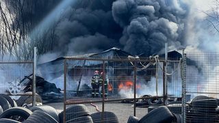 VIDEO Incendiu de proporții la o vulcanizare din Sibiu. Traficul e oprit pe DN 1, autoritățile au trimis mesaj RO-Alert