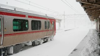 Un tren cu 80 de pasageri a deraiat &icirc;n Elveția, după ce o avalanșă a lovit calea ferată