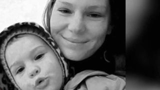 Copil de 3 ani ucis &icirc;n bătaie de mama lui și concubinul ei