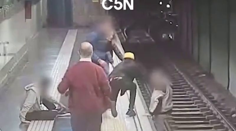 Un tânăr a fost aproape să moară în metroul din Barcelona
