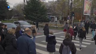 VIDEO Tinerii se mută &icirc;napoi cu părinții.