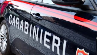 23 de persoane, dintre care 8 minori, exploatați &icirc;ntr-o fabrică ileaglă. Descoperirea șocantă a carabinierilor 