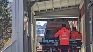 VIDEO Scandal violent la Spitalul Județean T&acirc;rgu Jiu! Un medic a fost agresat de aparținătorii unei paciente