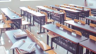 Codul portocaliu de ninsoare &icirc;nchide școlile. Elevii vor &icirc;nvăța &icirc;n sistem online