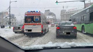 VIDEO Rom&acirc;nia, lovită de ninsoare. S-au trimis mesaje RO-Alert. Copaci prăbușiți, trafic blocat, școli &icirc;nchise