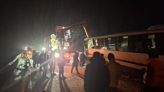 Un autobuz plin cu pasageri a derapat &icirc;ntr-un șanț. Oamenii au ieșit toți pe geamul șoferului